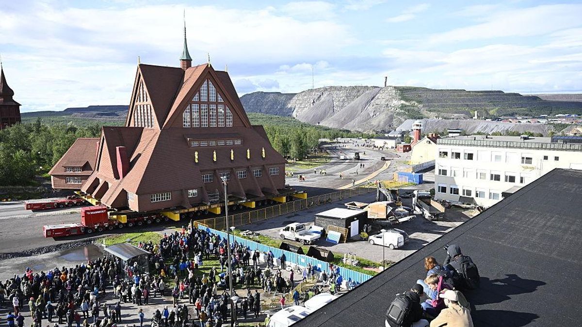 'El gran desplazamiento': un pueblo de Suecia traslada de una sola pieza su iglesia de 670 toneladas