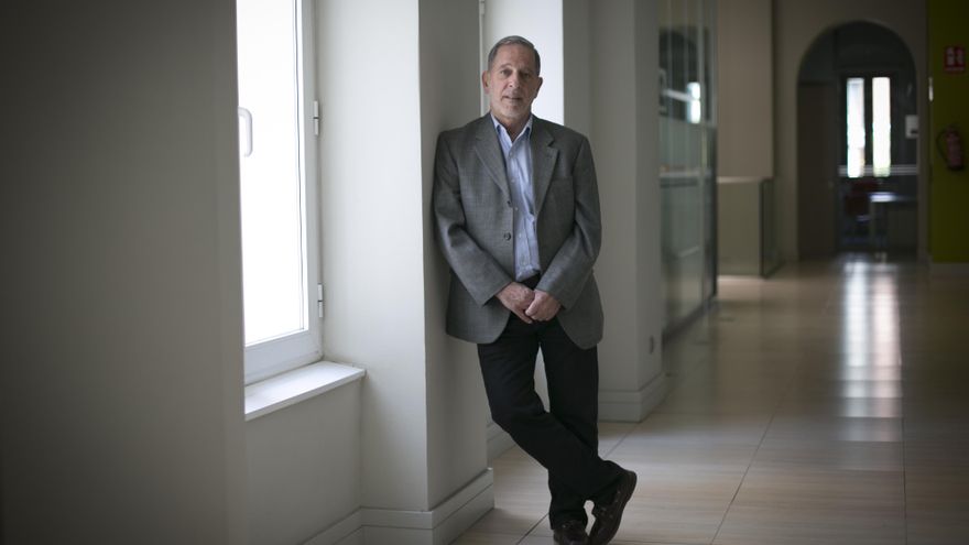 Rashid Khalidi, en un pasillo de Casa Árabe de Madrid, donde presentó la traducción al español del libro 'Palestina. Cien años de colonialismo y resistencia'.