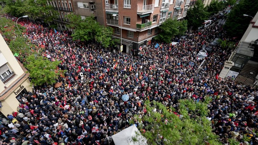 Pedro Sánchez vive su "17 de octubre": miles de personas salen a la calle para sostener al presidente español, hostigado por la derecha