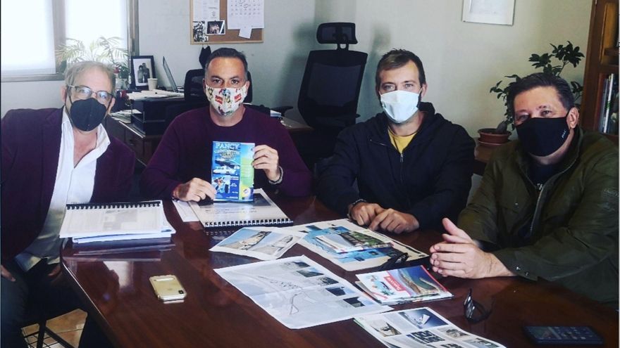 Reunión del concejal de Turismo  de Trazacorte, David  Ruiz (segundo por la izquierda), con empresarios locales que desarrollan la actividad de observación de cetáceos.