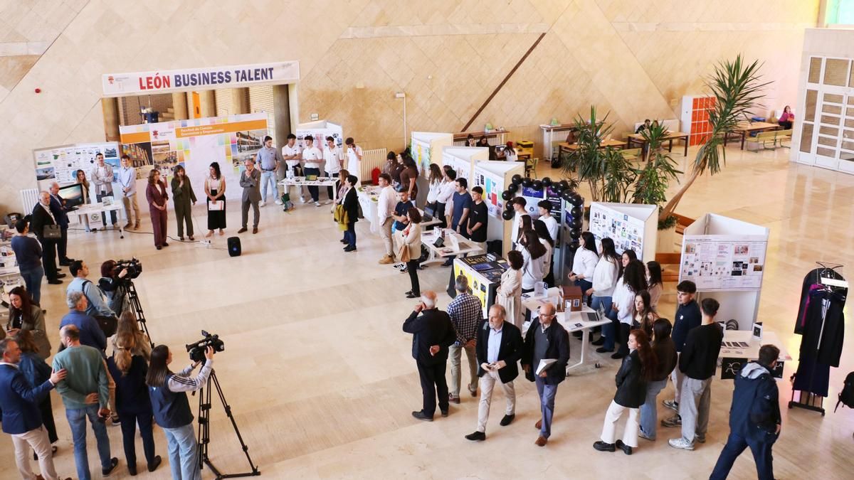 Feria León Business Talent 2025 en la Facultad de Ciencias Económicas y Empresariales de la Universidad de León.