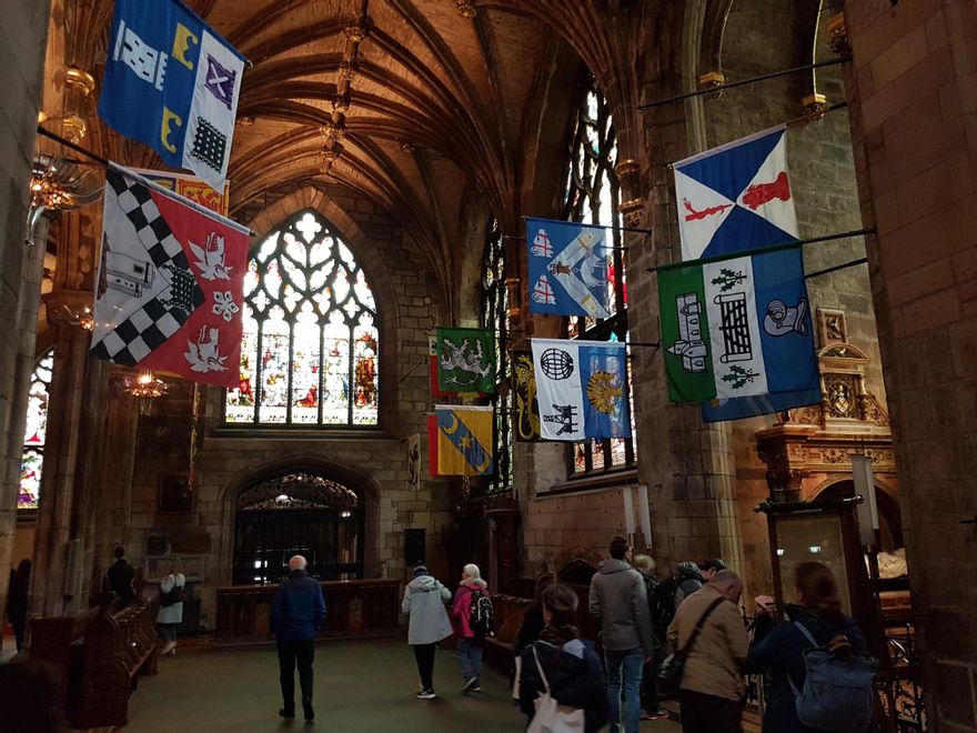 Banderas de viejas batallas cuelgan de las bóvedas de Sant Giles.