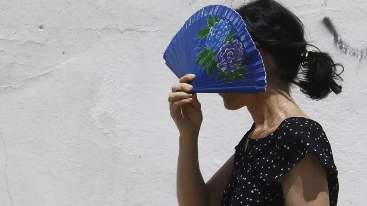 Una mujer se protege del sol. EFE/Salas/Archivo