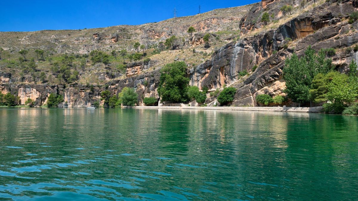Es un lugar donde el silencio solo se rompe por el discurrir del agua y el vuelo de las aves rapaces que custodian las alturas