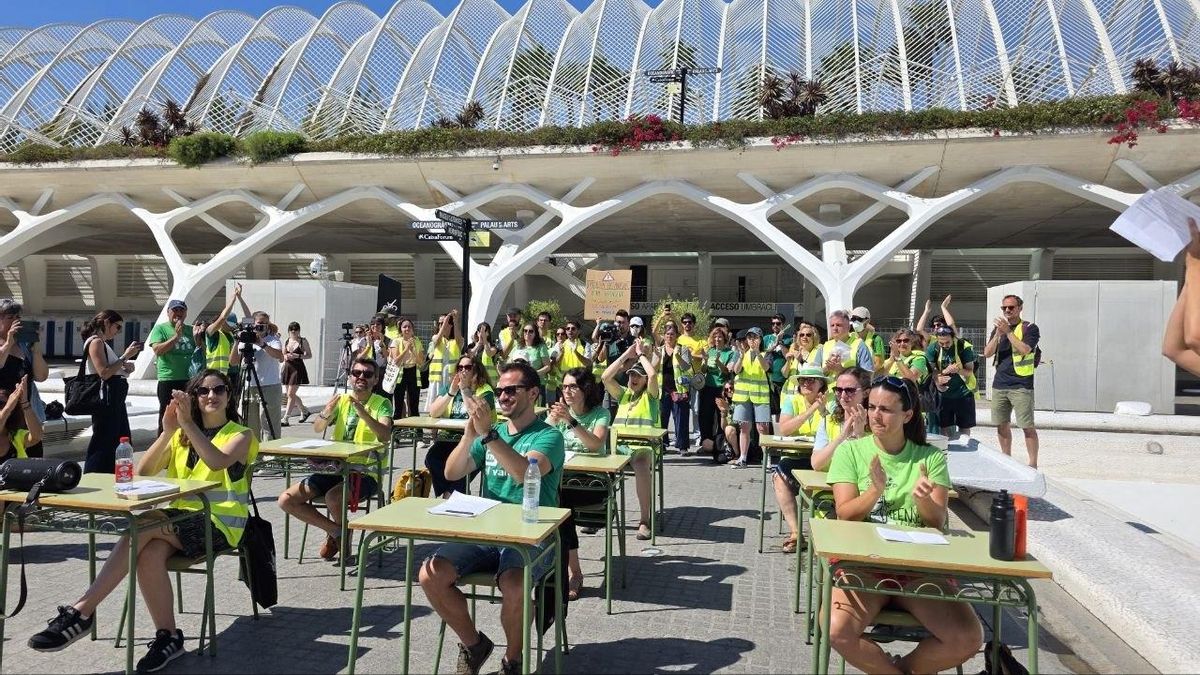 Docentes valencianos improvisan una clase al aire libre en el entorno de la Ciudad de las Artes y las Ciencias de València como protesta por la actitud del Consell en la negociación del conflicto educativo.