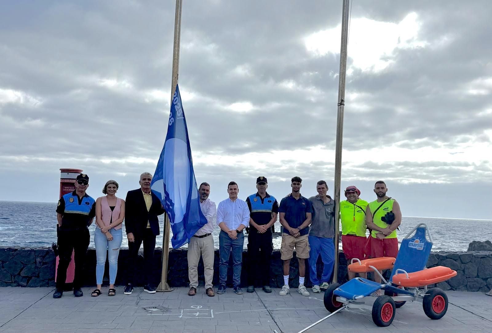 Breña Baja iza la Bandera Azul en la Playa de Los Cancajos.