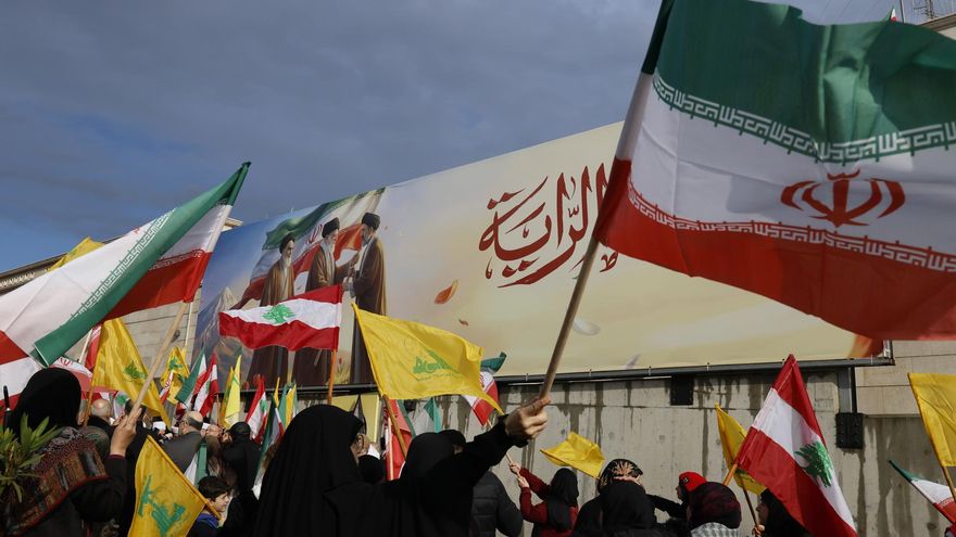 Seguidores del grupo chií libanés Hizbulá con banderas de éste y de Irán, en la Embajada iraní en Beirut, el 26 de marzo de 2026.