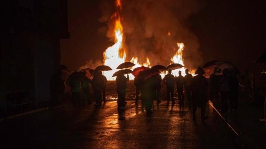 La reacción de los vecinos fue vital para frenar las llamas. / Astorgaredaccion.com / Foto Jesús G.G.