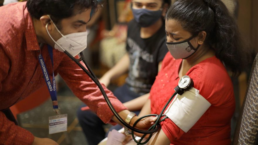 Centro de vacunación en Calcuta, India. EFE/EPA/PIYAL ADHIKARY