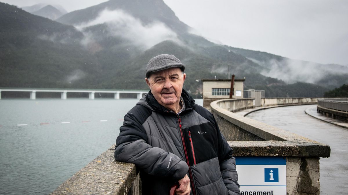 Josep Ramón López o "Pepitu", excura de Sant Salvador de la Vedella, frente a la presa del pantano de La Baells.