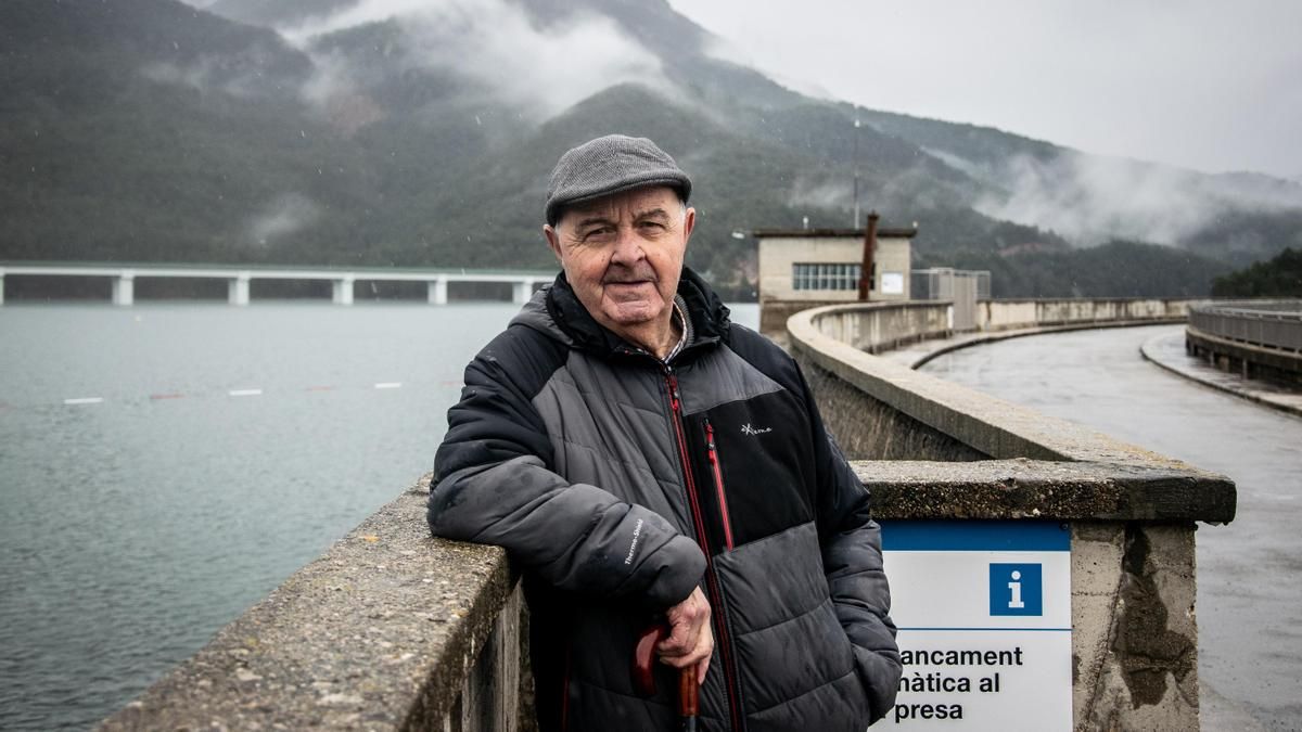 Josep Ramón López o "Pepitu", excura de Sant Salvador de la Vedella, frente a la presa del pantano de La Baells.