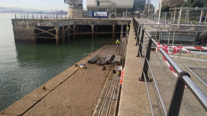 El paseo marítimo junto a la Grúa de Piedra recuperará su anchura original en dos meses