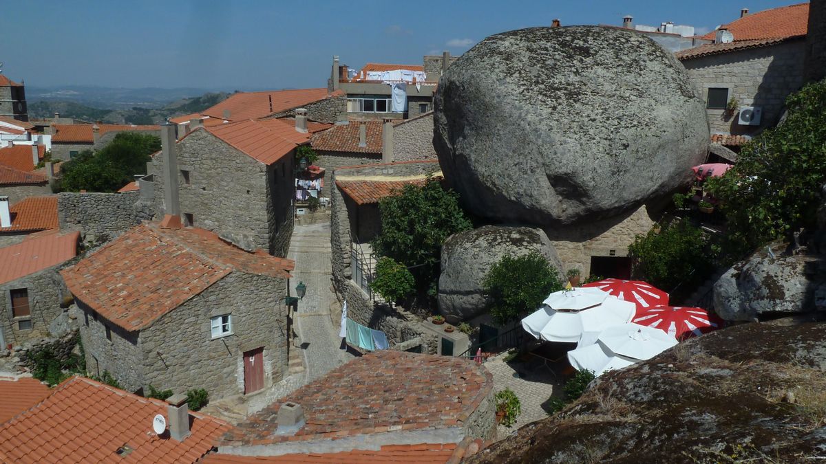 La villa de Portugal donde las casas se construyen entre roc