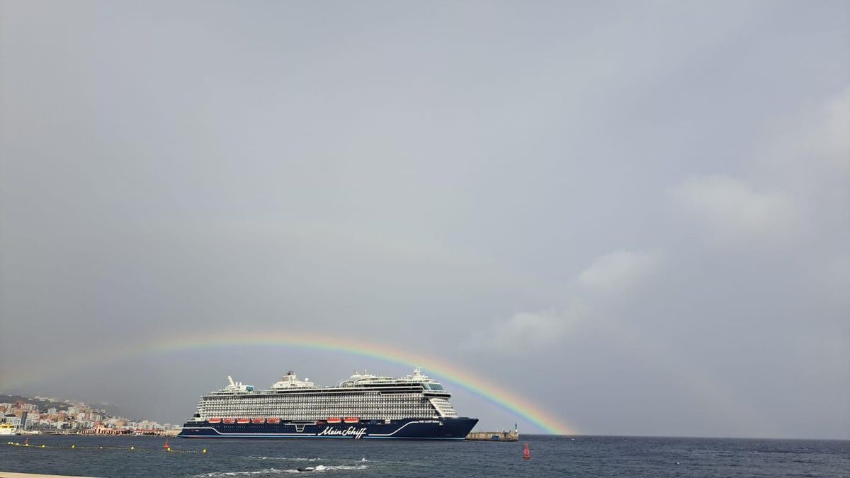 Día de lluvia en Santa Cruz de La Palma. En la imagen de este lunes,  el buque de crucero Mein Schiff Relax en el puerto de Santa Cruz de La Palma enmarcado en un arcoíris.