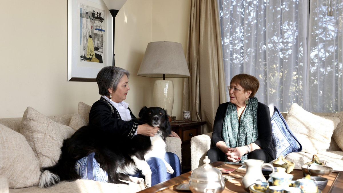 Michelle Bachelet, expresidenta de Chile, junto a la candidata del PC Jeannette Jara.