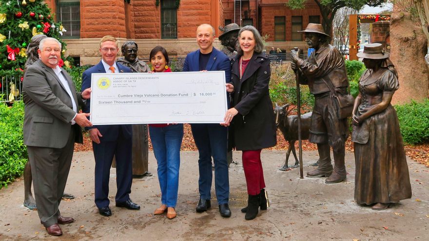 Entrega del cheque de 16.000 dólares. Foto: Asociación de Descendientes de Canarias