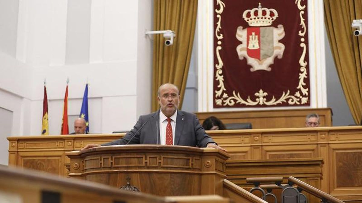 El vicepresidente primero del Gobierno, José Luis Martínez Guijarro, en las Cortes de Castilla-La Mancha