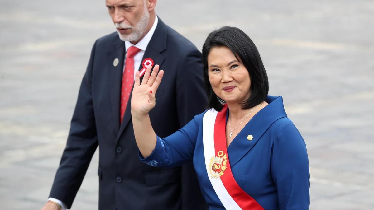 Keiko Fujimori con la banda presidencial