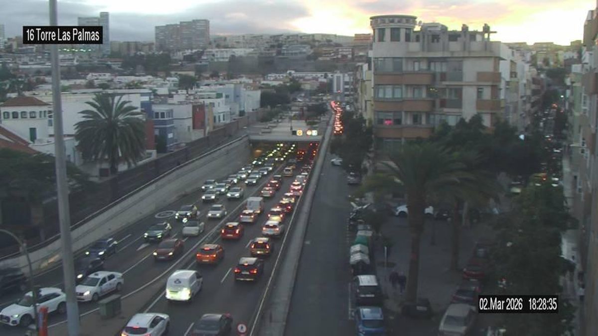 Retenciones en el túnel de Julio Luengo, en sentido norte, por la caída de un panel lateral