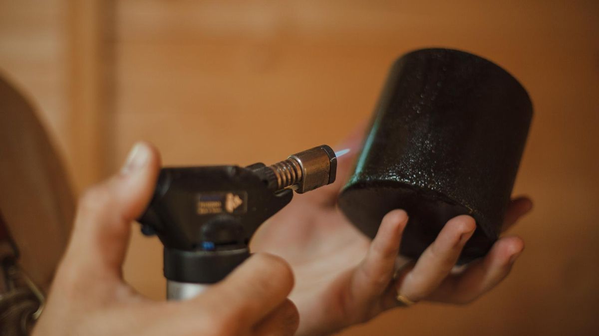 Dihue, mientras diseña uno de sus productos.