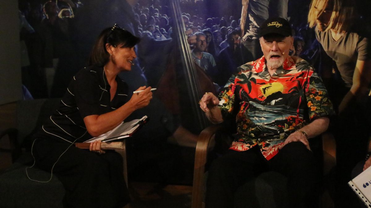 Mike Love feliz en la rueda de prensa