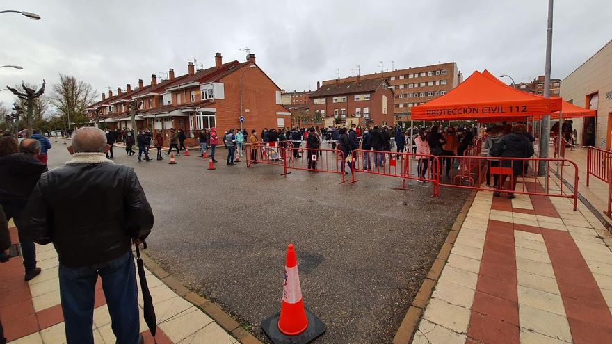 Largas colas a pesar del mal tiempo para someterse a los test en San Andrés.