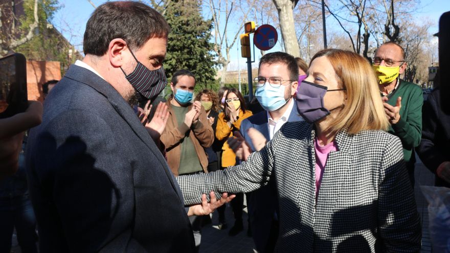 Forcadell saluda a Junqueras delante de la prisión de Wad-Ras