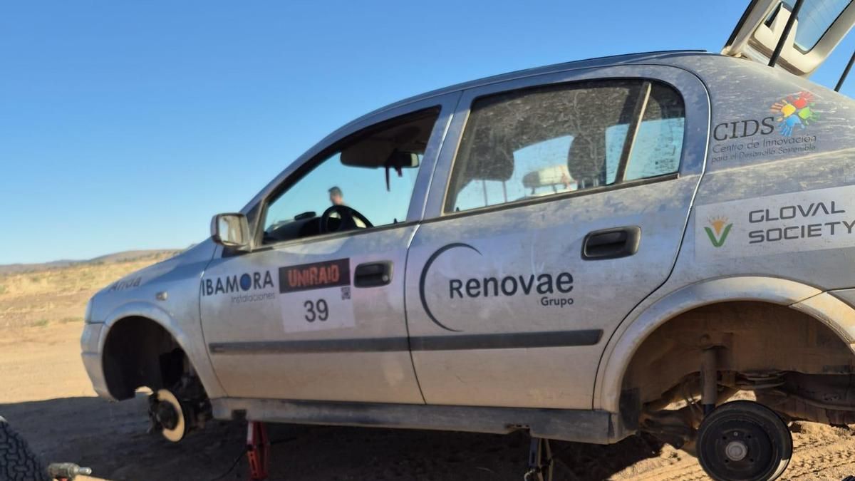 El coche con el que han realizado el Uniraid en Marruecos