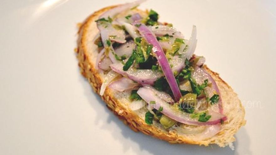 Esta ensalada de perejil, cebolla morada y alcaparras, de Madeleinecocina.com, es un bocado perfecto de quercitina