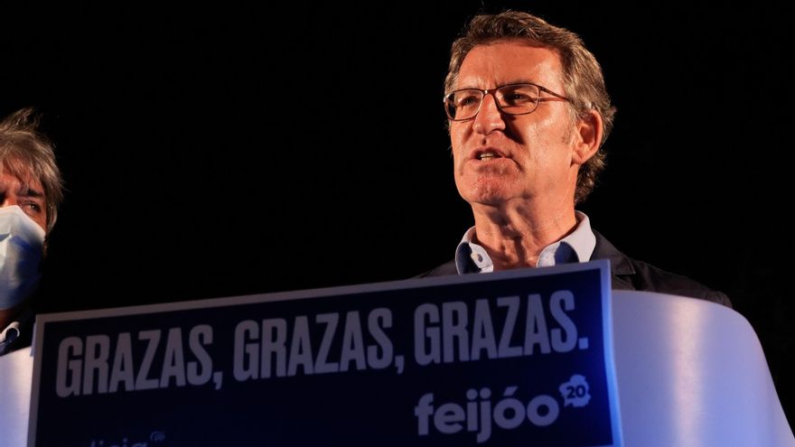 El presidente de la Xunta y candidato a la reelección por el PP, Alberto Núñez Feijóo, valora los buenos resultados obtenidos por su formación en las elecciones gallegas durante la noche electoral del 12J en Santiago de Compostela, A Coruña, Galicia (Espa