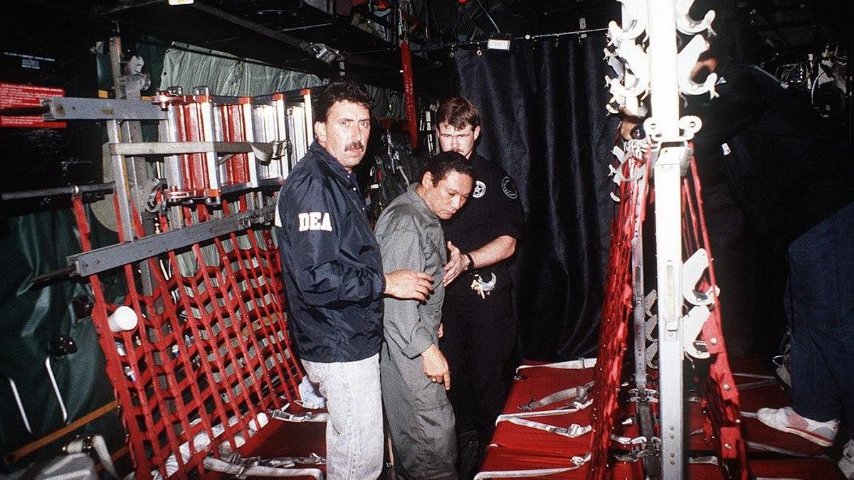 Manuel Noriega, escoltado por agentes de la DEA de EEUU tras su detención en 1989