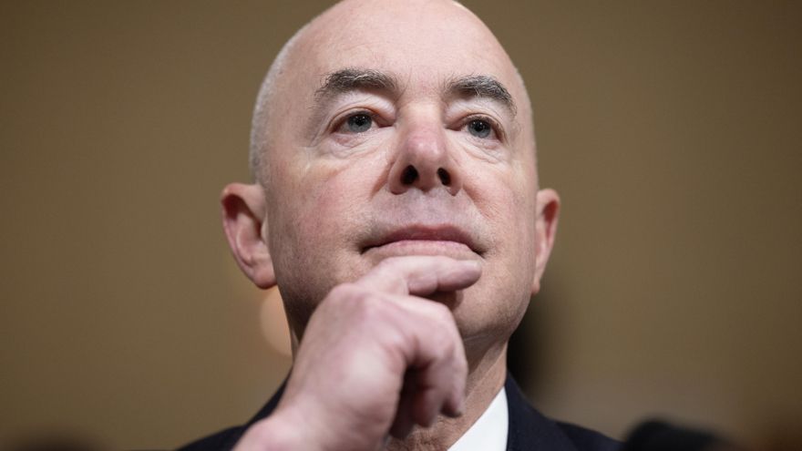 El encargado de inmigración de Biden acepta testificar en el intento de juicio político