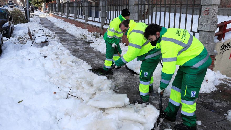 Operarios del Ayuntamiento de Madrid retiran la nieve y el hielo acumulado en las aceras de las calles masdrileñas, tras el paso de la borrasca Filomena. EFE/Fernando Alvarado