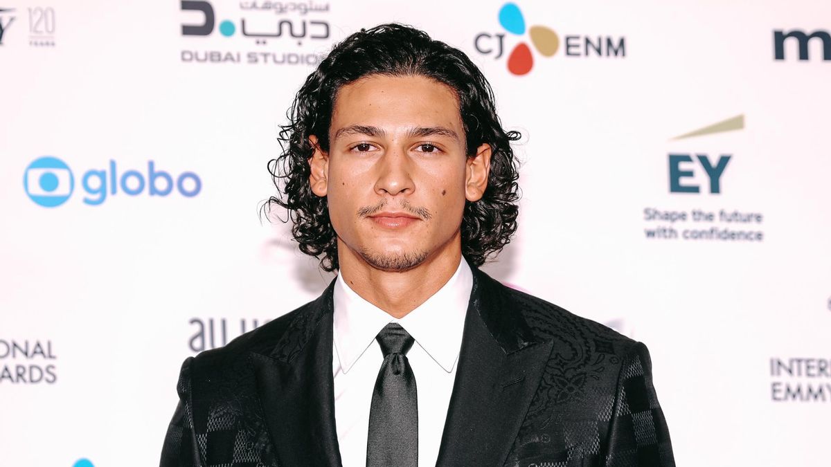 Emilio Sakraya en la gala de los Emmy 2025