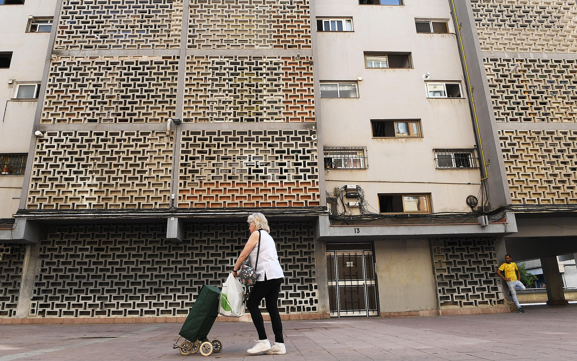 Aspecto de uno de los bloques de hormigón característicos de Ciutat Meridiana