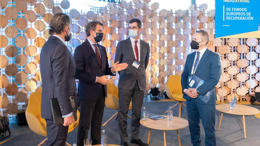 El presidente de la Xunta, Alberto Núñez Feijóo, junto con otros participantes en el foro industrial organizado por Asime