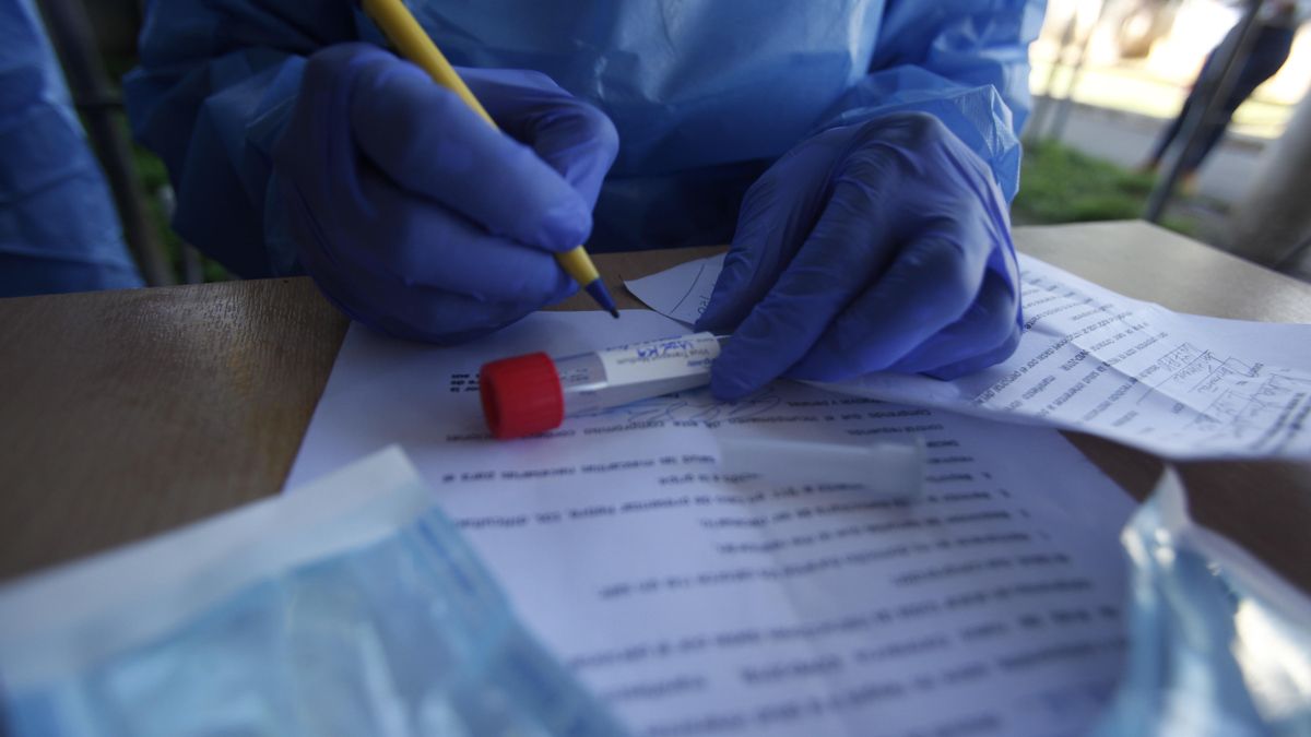 Personal médico realiza pruebas de coronavirus en Ciudad de Panamá (Panamá). EFE/ Carlos Lemos/Archivo