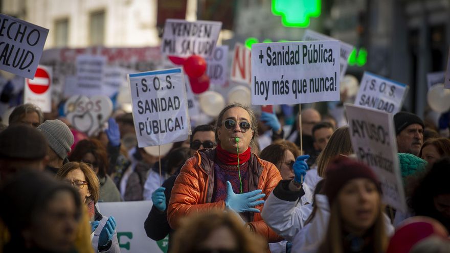 Varias personas con batas blancas y guantes azules protestan durante una marcha convocada por médicos y pediatras de Atención Primaria, a 1 de febrero de 2023, en Madrid (España).
