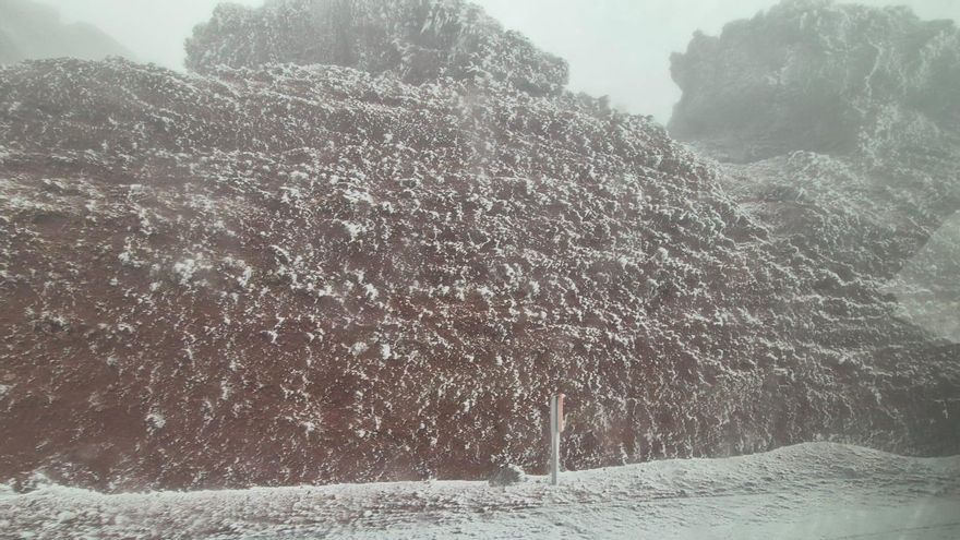 El  intenso frío ha congelado las cumbres de La Palma este martes.