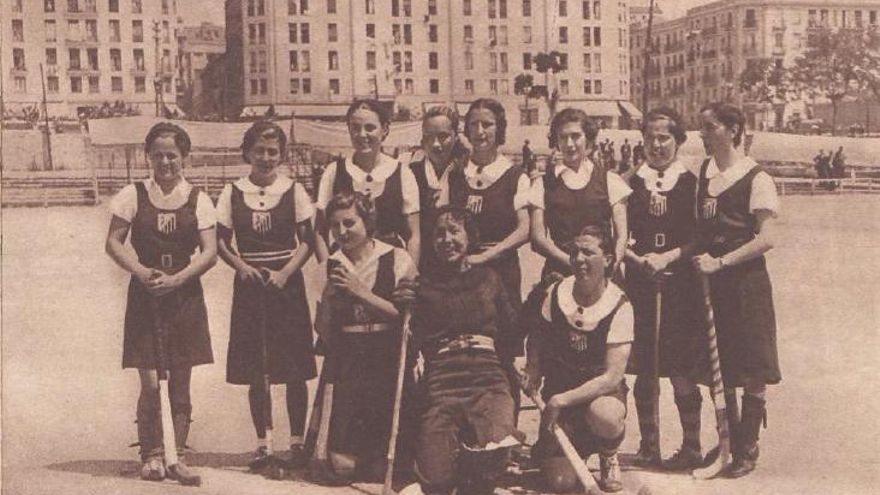 Pioneras y rojas: las jugadoras de hockey del Athletic Club de Madrid que enarbolaron la bandera del feminismo