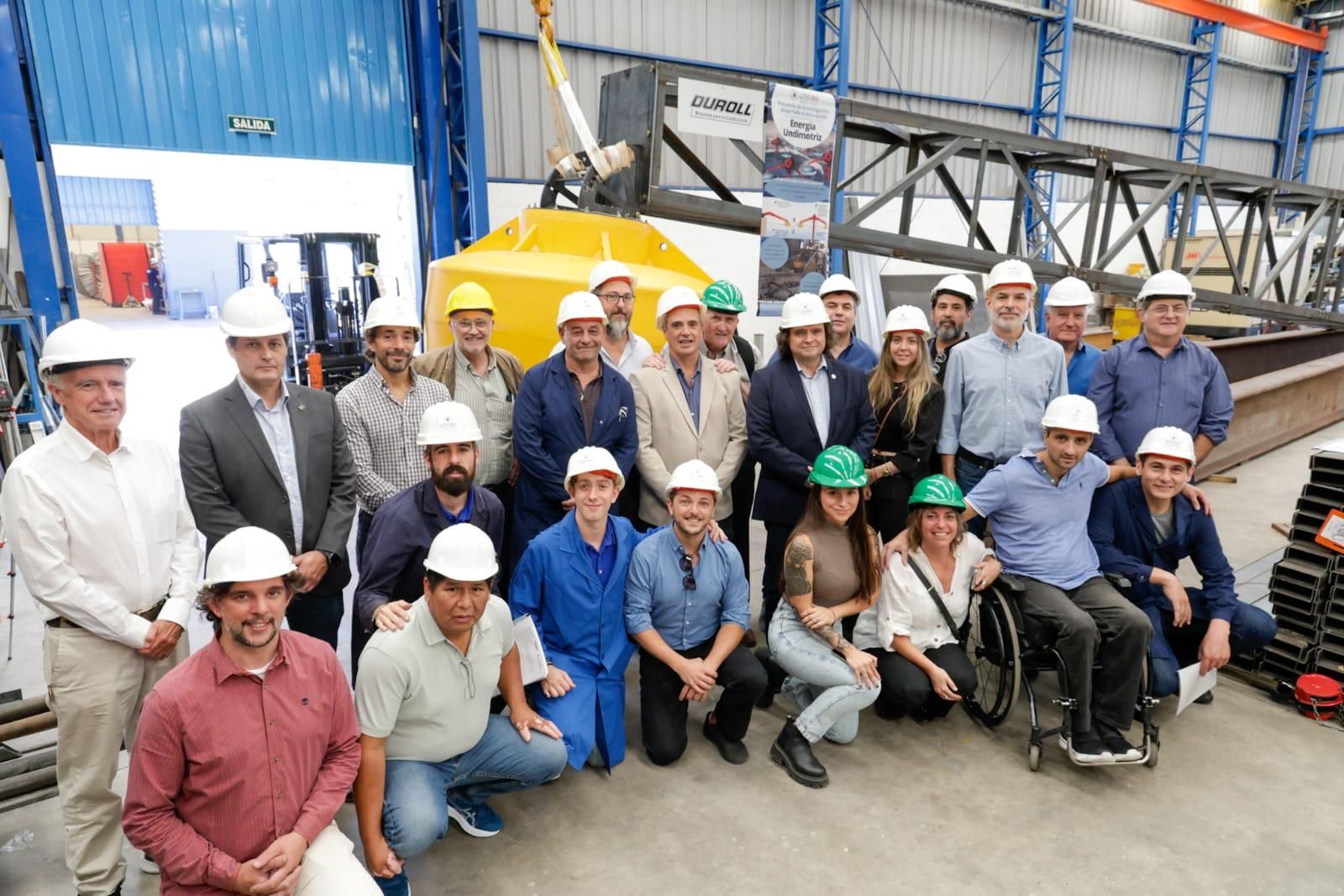 El equipo que trabaja para generar electricidad a partir de las olas: autoridades de la UTN y Pacheco, personal de la Empresa de Duroll, FITBA, CIC y PROINGED.