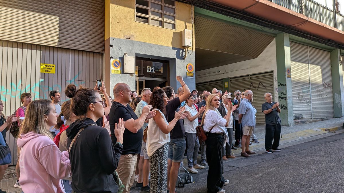 Vecinos congregados a las puertas del edificio para paralizar el desahucio