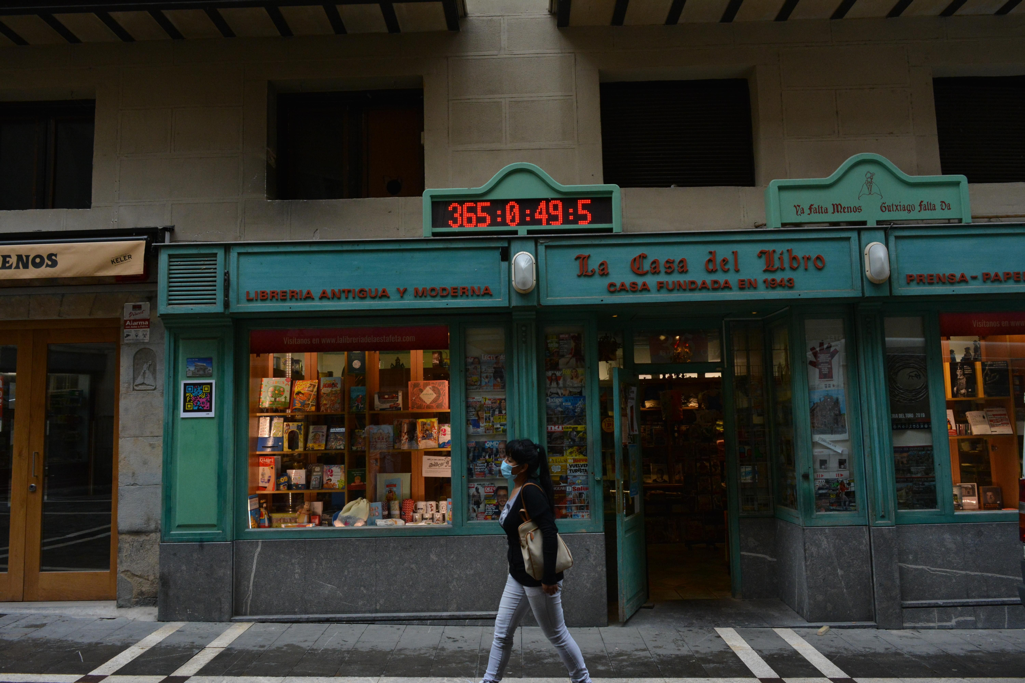Reloj de una librería de Pamplona que marca los días que faltan para el comienzo de los Sanfermines de 2022