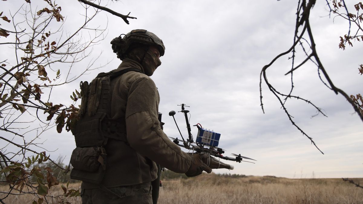 Un soldado ucraniano sostiene un dron en una ubicación no revelada cerca de Zaporiyia.