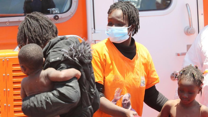 Mujeres y menores en el muelle de Arguineguín, tras ser rescatados por Salvamento Marítimo de una patera al sur de Gran Canaria.