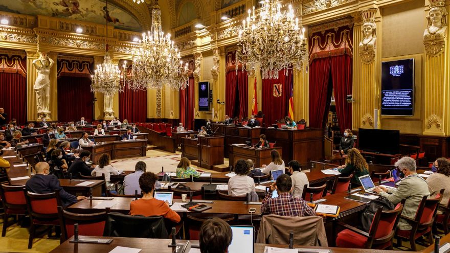 El Parlament condena el aumento de agresiones LGTBIfóbicas y la "normalización" de los discursos de odio