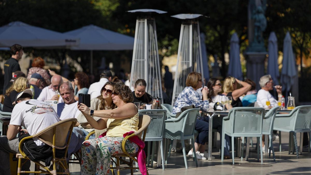 Cuándo usar protector solar al aire libre en primavera, según una dermatóloga: "La idea de que el sol no quema es falsa"