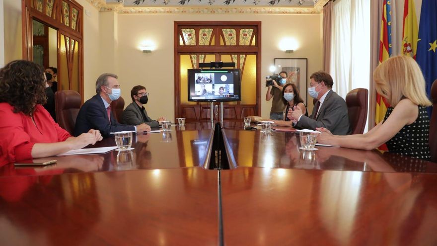 Los miembros del Consell Audiovisual valenciano junto a Ximo Puig.