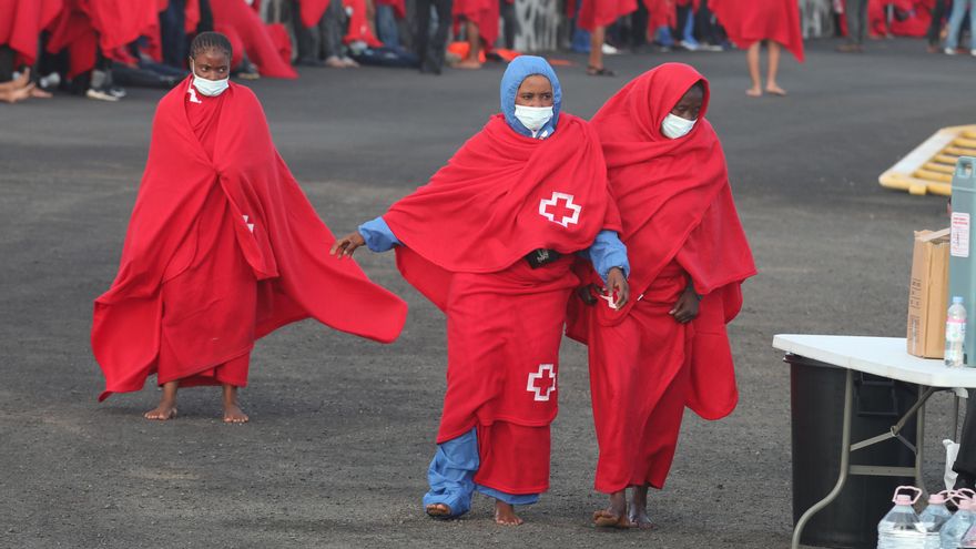 Una niña de siete años murió al volcar su patera en una jornada en la que han sido rescatadas casi 400 personas en Lanzarote
