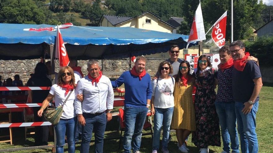 Algunos de los asistentes a la recuperada Fiesta de la Rosa en Laciana.